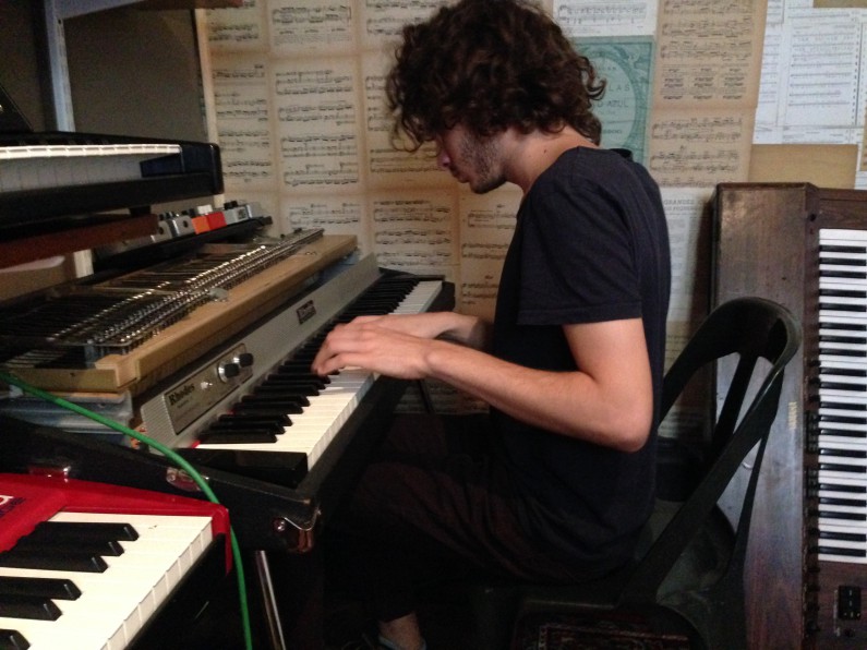 Paco Leiva Tocando el rhodes