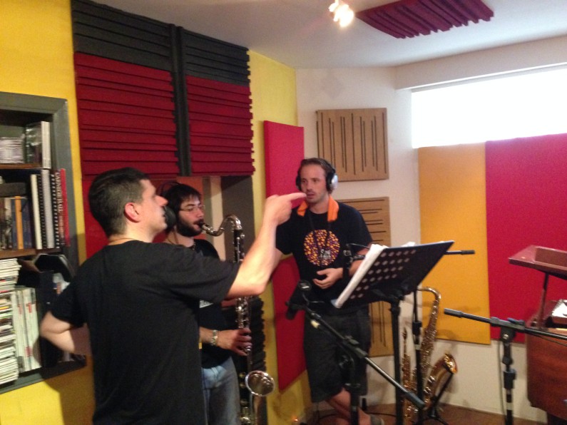 Maula trio Tellerini dando indicaciones.